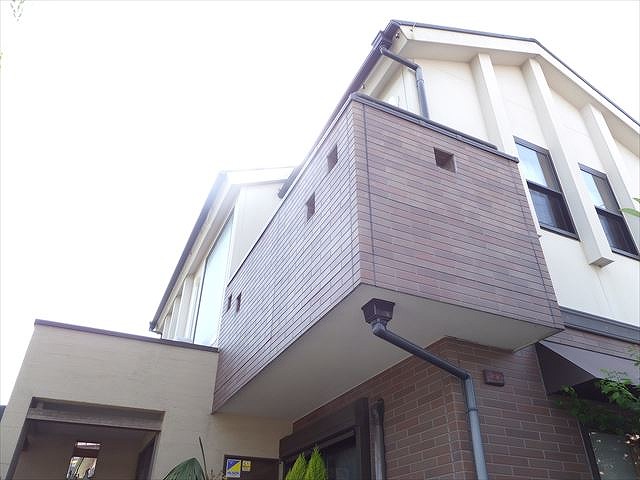 1階が突き出して陸屋根になっている